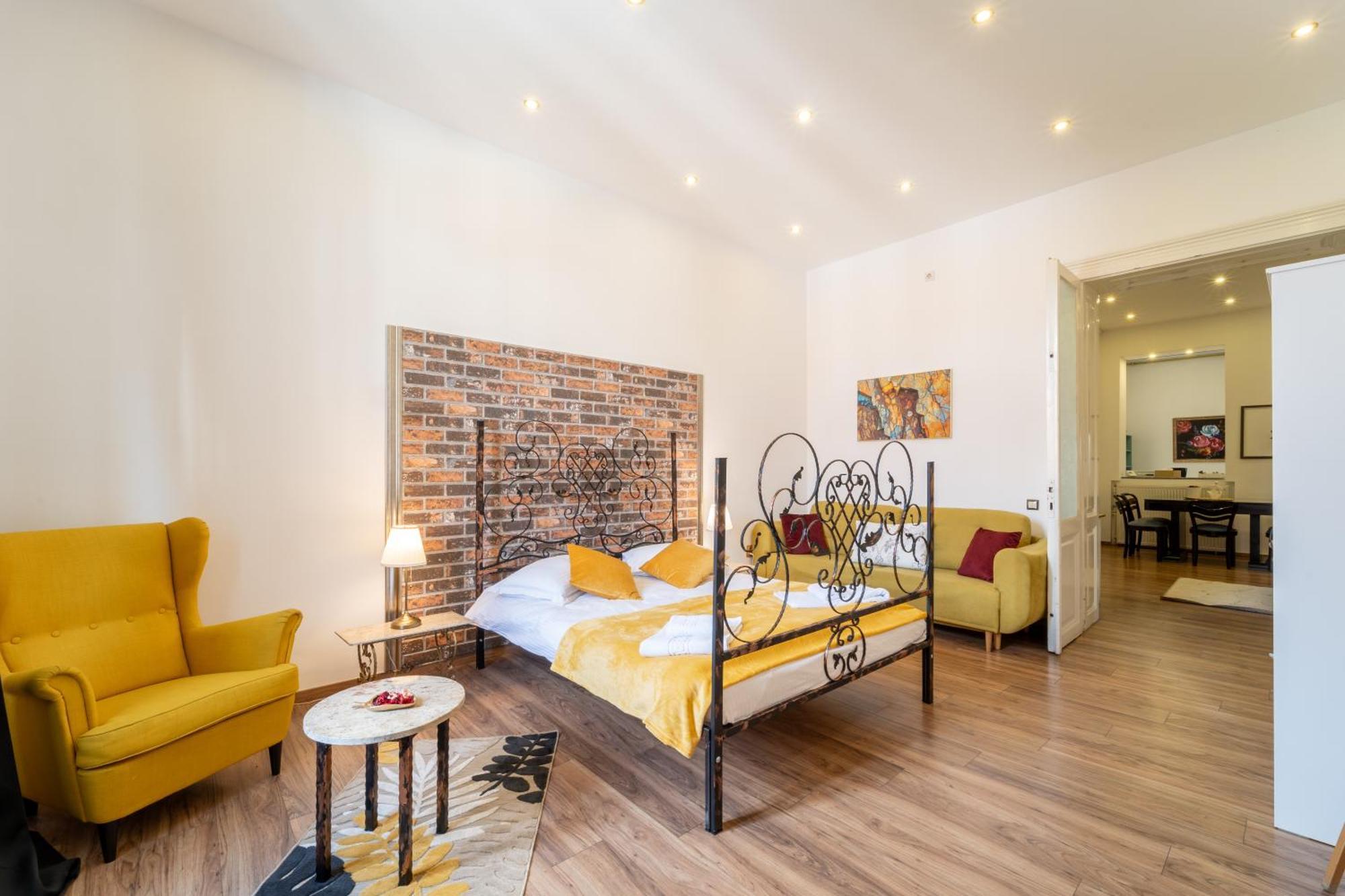 Cozy Spacious 5 Star Accommodation In The Heart Of Historic Center Cluj-Napoca Exterior photo