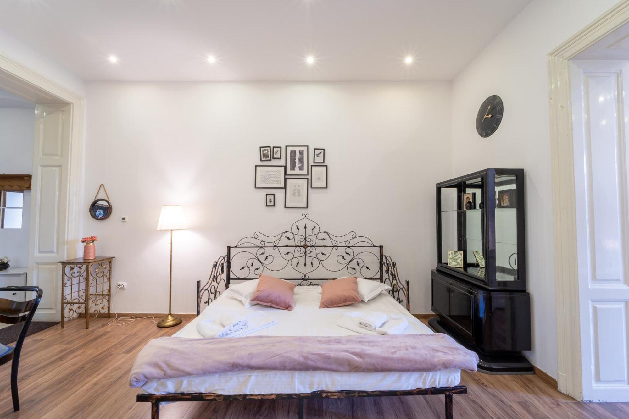 Cozy Spacious 5 Star Accommodation In The Heart Of Historic Center Cluj-Napoca Exterior photo